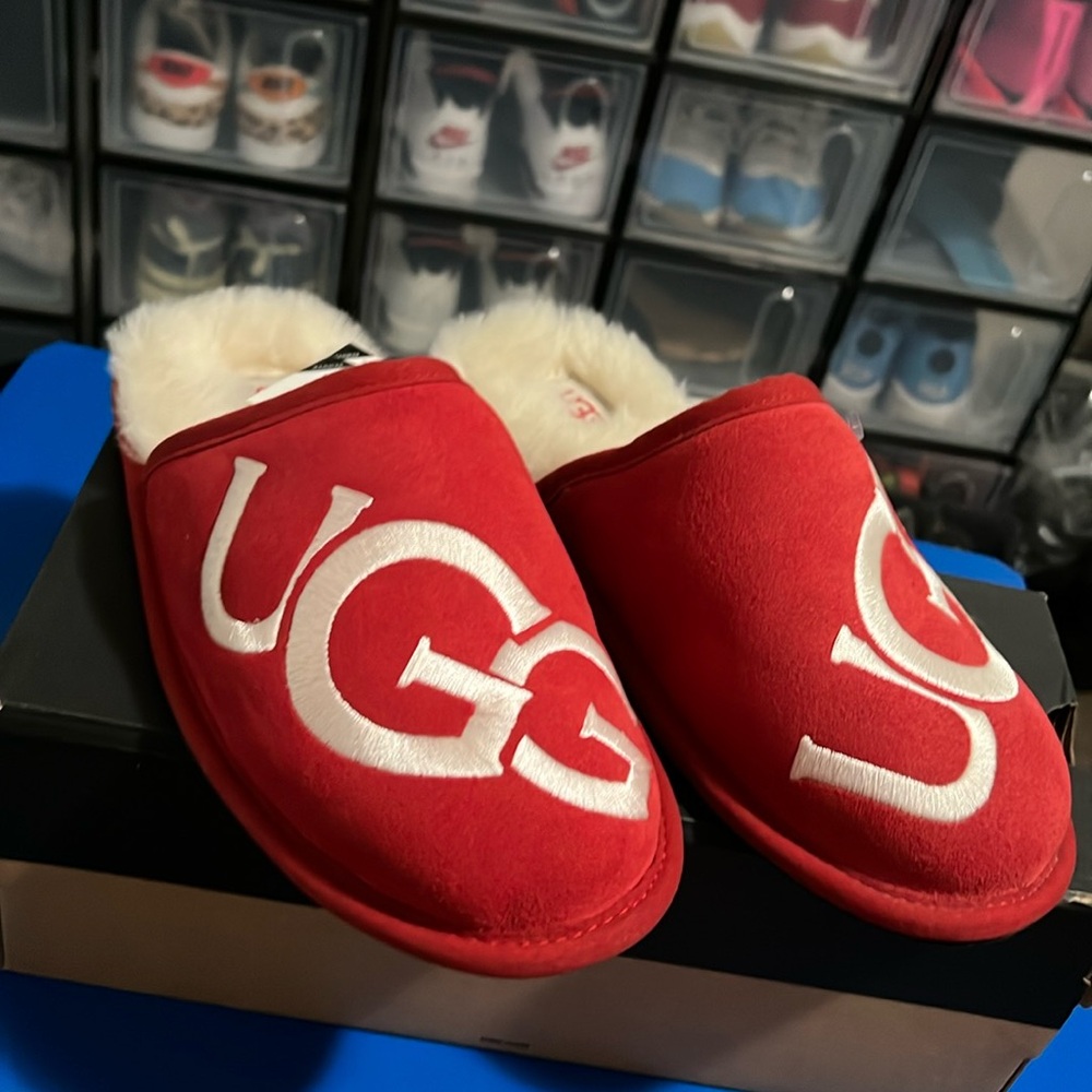 Size 8 red scuff logo Ugg slides
